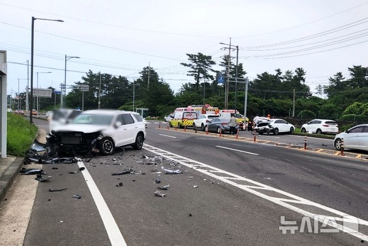 [제주=뉴시스] 9일 오후 제주시 구좌읍 월정리 소재 도로에서 차량 사고가 발생해 경찰과 소방당국이 수습에 나서고 있다. (사진=제주소방안전본부 제공) 2025.07.09. photo@newsis.com 
