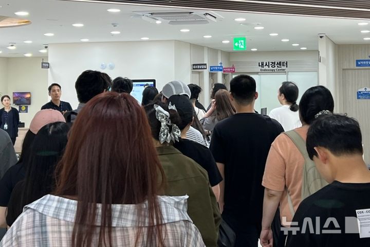 [인천=뉴시스] 청년도전지원사업에 참여하는 청년들이 인천백병원을 탐방하고 있다. (사진=인천TP 제공) 2025.07.09. photo@newsis.com