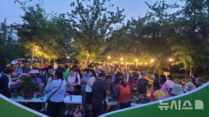 [포항=뉴시스] 송종욱 기자 = '2025년 수국 아카데미-한여름 밤의 수국 가드닝'이 포항 철길 숲에서 열려 수국 삽목 체험에서 친환경 가드닝까지 시민 체험 형 정원 문화를 확산했다. 사진은 '2025년 수국 아카데미-한 여름 밤의 수국 가드닝' 프로그램 모습. (사진=포항시 제공) 2025.07.09. photo@newsis.com