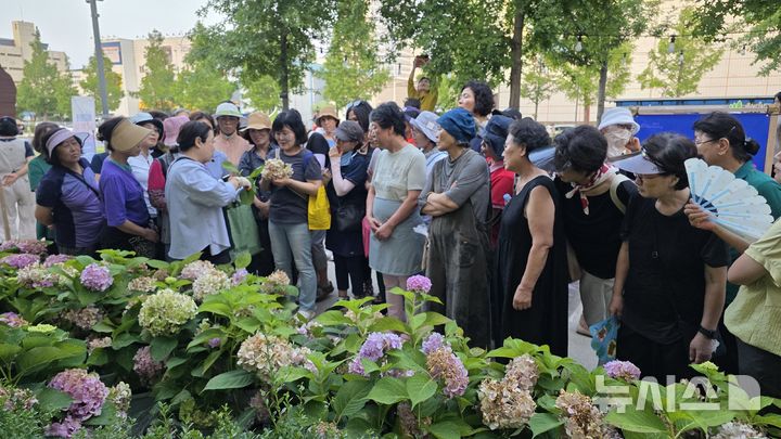 [포항=뉴시스] 송종욱 기자 = '2025년 수국 아카데미-한여름 밤의 수국 가드닝'이 포항 철길 숲에서 열려 수국 삽목 체험에서 친환경 가드닝까지 시민 체험 형 정원 문화를 확산했다. 사진은 '2025년 수국 아카데미-한 여름 밤의 수국 가드닝' 프로그램 모습. (사진=포항시 제공) 2025.07.09. photo@newsis.com