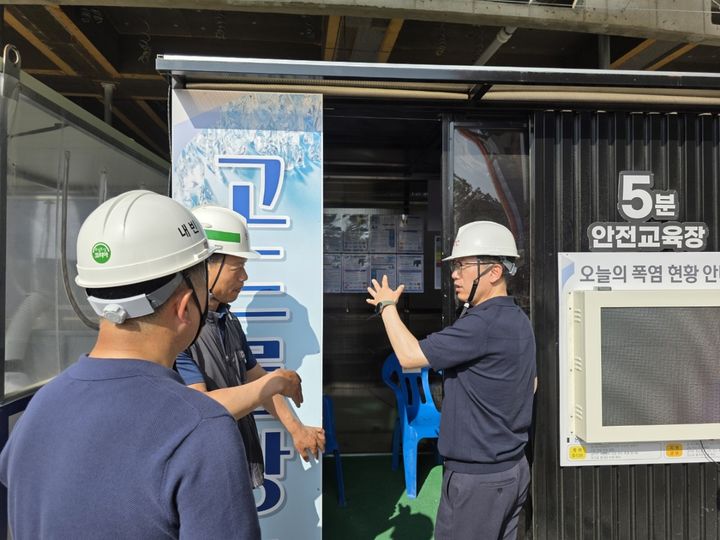 [창원=뉴시스] 강경국 기자 = 이재광 경남 창원시 도시정책국장이 9일 건설현장을 방문해 폭염 대책을 점검하고 있다. (사진=창원시청 제공). 2025.07.09. photo@newsis.com *재판매 및 DB 금지