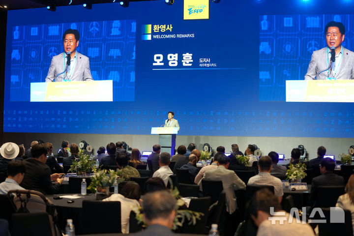 [제주=뉴시스] 오영훈 제주지사가 9일 오후 제주 신화월드에서 개최된 '제12회 국제 e-모빌리티엑스포(IEVE 2025)'에서 환영사를 하고 있다. (사진=제주도 제공) 2025.07.09. woo1223@newsis.com *재판매 및 DB 금지
