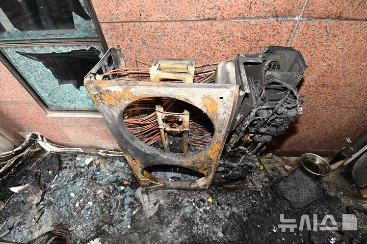 [서울=뉴시스]에어컨 실외기 화재(제공=서울시)