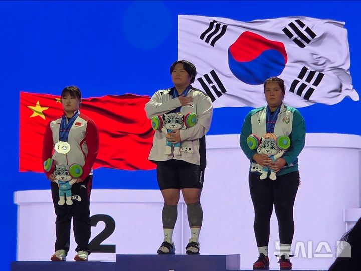 [서울=뉴시스]김체량, 아시아유소년역도선수권 여자 최중량급 우승. (사진=대한역도연맹 제공)