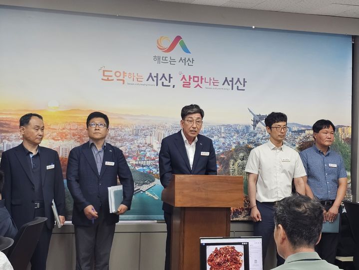 [서산=뉴시스] 김덕진 기자=최신득(가운데) 서산시 환경녹지국장이 9일 서산시청 브리핑룸에서 잠홍저수지 조성 사업 관련 기자회견을 갖고 있다. 2025.07.09. spark@newsis.com *재판매 및 DB 금지