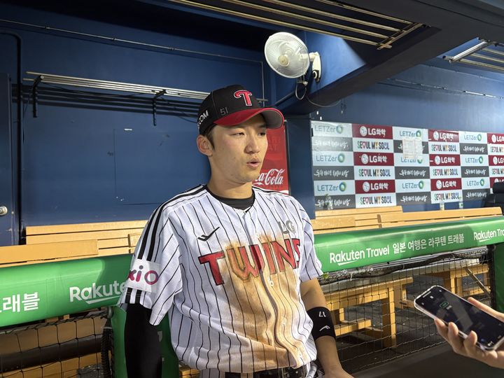 [서울=뉴시스] 신유림 기자 = 프로야구 LG 트윈스의 박해민이 9일 서울 잠실구장에서 열린 2025 신한 쏠뱅크 KBO리그 키움 히어로즈와의 경기에서 승리한 뒤 취재진과 인터뷰를 하고 있다. 2025.07.09. spicy@newsis.com *재판매 및 DB 금지