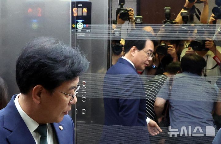 [서울=뉴시스] 조성봉 기자 = 송언석 국민의힘 비상대책위원장 겸 원내대표가 9일 오전 서울 여의도 국회에서 혁신위원장 발표를 마치고 엘리베이터를 타고 이동하고 있다. 신임 혁신위원장에는 윤희숙 여의도연구원장을 임명했다. 2025.07.09. suncho21@newsis.com