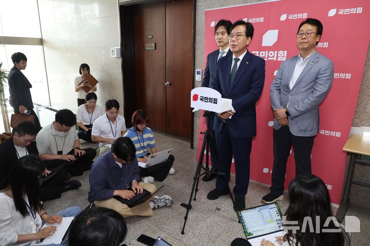 [서울=뉴시스] 조성봉 기자 = 송언석 국민의힘 비상대책위원장 겸 원내대표가 9일 오전 서울 여의도 국회에서 혁신위원장 발표를 하고 있다. 신임 혁신위원장에는 윤희숙 여의도연구원장을 임명했다. 2025.07.09. suncho21@newsis.com