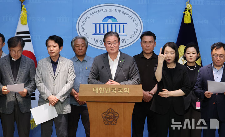 [서울=뉴시스] 김금보 기자 = 이연희 더불어민주당 의원이 9일 서울 여의도 국회 소통관에서 열린 '오송참사 국정조사 실시 촉구 기자회견'에서 발언을 하고 있다. 2025.07.09. kgb@newsis.com