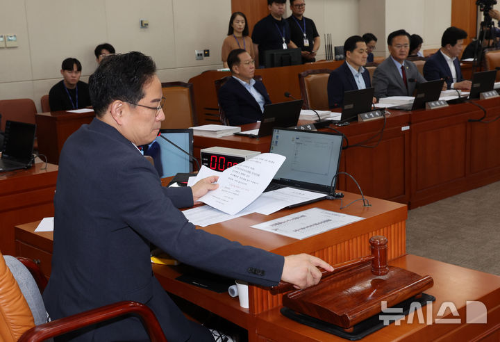 [서울=뉴시스] 김명년 기자 = 9일 오전 서울 여의도 국회에서 열린 기획재정위원회 전체회의에서 박수영 국민의힘 간사가 의사봉을 두드리고 있다. 2025.07.09. kmn@newsis.com