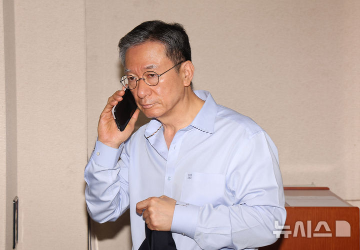 [서울=뉴시스] 김명년 기자 = 정성호 법무부 장관 후보자가 9일 오전 서울 여의도 국회에서 열린 기획재정위원회 전체회의 시작 전 통화를 하고 있다. 2025.07.09. kmn@newsis.com