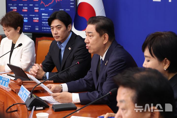 [서울=뉴시스] 조성봉 기자 = 김병기 더불어민주당 당대표 직무대행 겸 원내대표가 9일 오전 서울 여의도 국회에서 열린 최고위원회의에서 발언을 하고 있다. 2025.07.09. suncho21@newsis.com