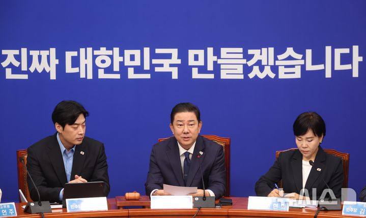 [서울=뉴시스] 조성봉 기자 = 김병기 더불어민주당 당대표 직무대행 겸 원내대표가 9일 오전 서울 여의도 국회에서 열린 최고위원회의에서 발언을 하고 있다. 2025.07.09. suncho21@newsis.com