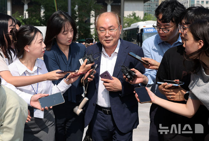 [서울=뉴시스] 홍효식 기자 = 정창래 전 삼부토건 대표가 9일 오전 서울 종로구 KT 광화문빌딩 웨스트에 마련된 김건희 여사 특검 사무실로 출석하고 있다. 2025.07.09. yesphoto@newsis.com