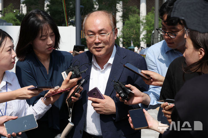 [서울=뉴시스] 홍효식 기자 = 정창래 전 삼부토건 대표가 9일 오전 서울 종로구 KT 광화문빌딩 웨스트에 마련된 김건희 특검팀 사무실로 출석하고 있다. (공동취재) 2025.07.09. photo@newsis.com