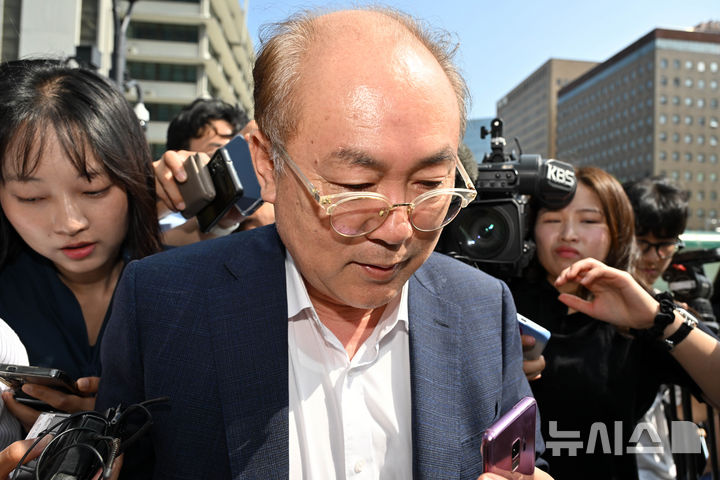 [서울=뉴시스] 홍효식 기자 = 정창래 전 삼부토건 대표가 9일 오전 서울 종로구 KT 광화문빌딩 웨스트에 마련된 김건희 특검팀 사무실로 출석하고 있다. (공동취재) 2025.07.09. photo@newsis.com