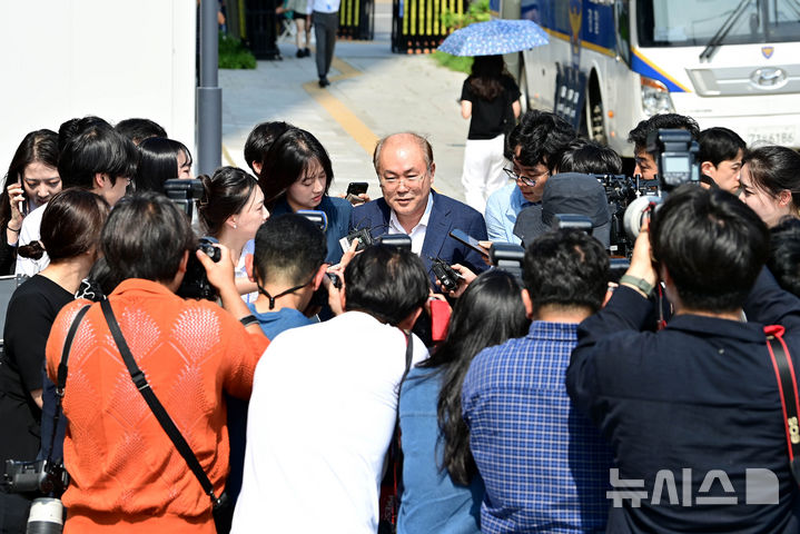 [서울=뉴시스] 홍효식 기자 = 정창래 전 삼부토건 대표가 9일 오전 서울 종로구 KT 광화문빌딩 웨스트에 마련된 김건희 특검팀 사무실로 출석하고 있다. (공동취재) 2025.07.09. photo@newsis.com