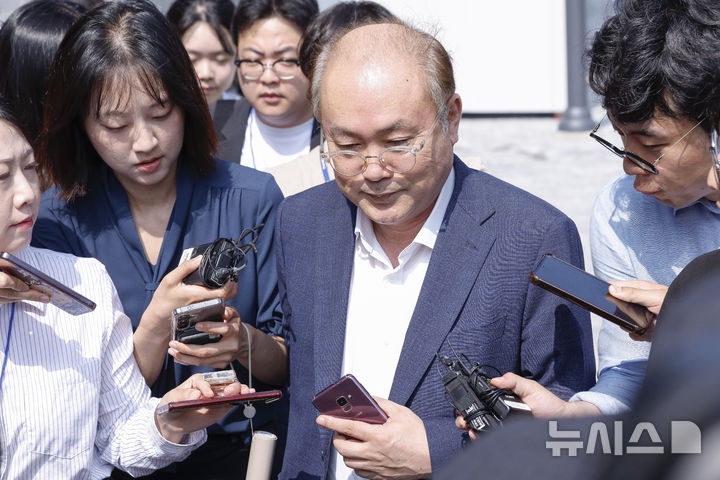 [서울=뉴시스] 홍효식 기자 = 정창래 전 삼부토건 대표가 9일 오전 서울 종로구 KT 광화문빌딩 웨스트에 마련된 김건희 특검팀 사무실로 출석하고 있다. (공동취재) 2025.07.09. photo@newsis.com