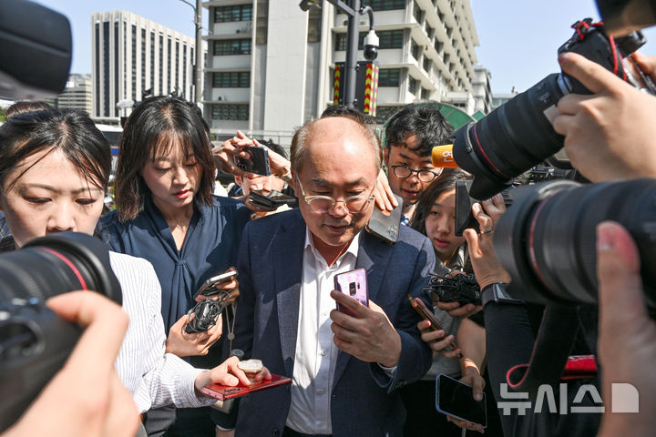 [서울=뉴시스] 홍효식 기자 = 정창래 전 삼부토건 대표가 9일 오전 서울 종로구 KT 광화문빌딩 웨스트에 마련된 김건희 특검팀 사무실로 출석하고 있다. (공동취재) 2025.07.09. photo@newsis.com