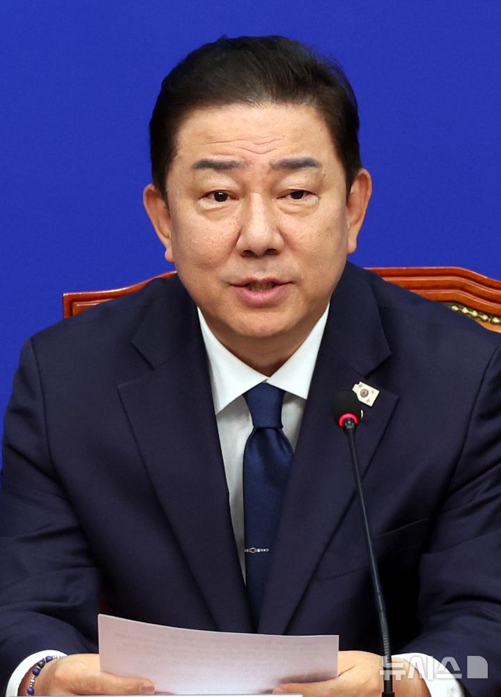 [서울=뉴시스] 조성봉 기자 = 김병기 더불어민주당 당대표 직무대행 겸 원내대표가 9일 오전 서울 여의도 국회에서 열린 최고위원회의에서 발언을 하고 있다. 2025.07.09. suncho21@newsis.com