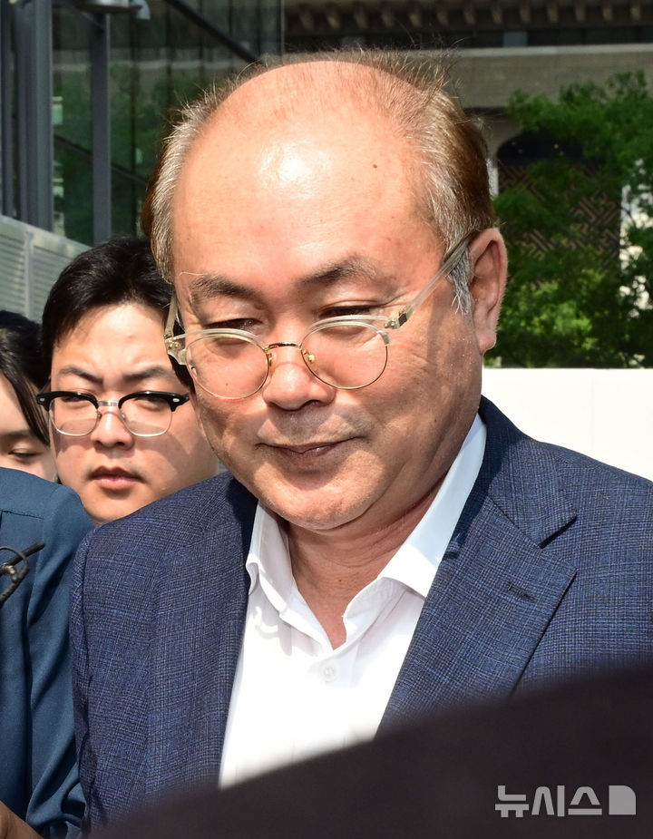 [서울=뉴시스] 홍효식 기자 = 정창래 전 삼부토건 대표가 9일 오전 서울 종로구 KT 광화문빌딩 웨스트에 마련된 김건희 특검팀 사무실로 출석하고 있다. (공동취재) 2025.07.09. photo@newsis.com