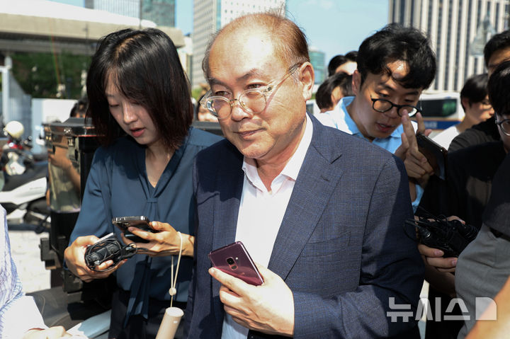 [서울=뉴시스] 홍효식 기자 =김건희 여사 연루 의혹이 제기된 주가조작 사건을 조사하는 특별검사(특검)가 10일 이일준 삼부토건 회장과 조성옥 전 회장을 나란히 불러 조사한다. 사진은 정창래 전 삼부토건 대표가 9일 오전 서울 종로구 KT 광화문빌딩 웨스트에 마련된 김건희 특검팀 사무실로 출석하는 모습. (공동취재) 2025.07.09. photo@newsis.com