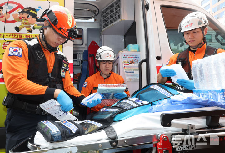 [인천=뉴시스] 전진환 기자 = 지난 7월 9일 오전 인천 부평구 부평소방서에서 구급대원들이 온열질환자 발생에 대비해 아이스팩, 생리식염수 등 폭염 물품을 점검하고 있다. 2025.07.09. amin2@newsis.com