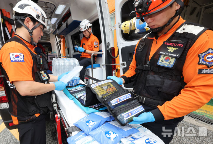 [인천=뉴시스] 전진환 기자 = 인천 부평구 부평소방서에서 구급대원들이 온열질환자 발생에 대비해 아이스팩, 생리식염수 등 폭염 물품을 점검하고 있다. 2025.07.09. amin2@newsis.com
