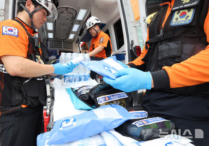 [인천=뉴시스] 전진환 기자 = 연일 폭염이 이어지는 9일 오전 인천 부평구 부평소방서에서 구급대원들이 온열질환자 발생에 대비해 아이스팩, 생리식염수 등 폭염 물품을 점검하고 있다. 2025.07.09. amin2@newsis.com