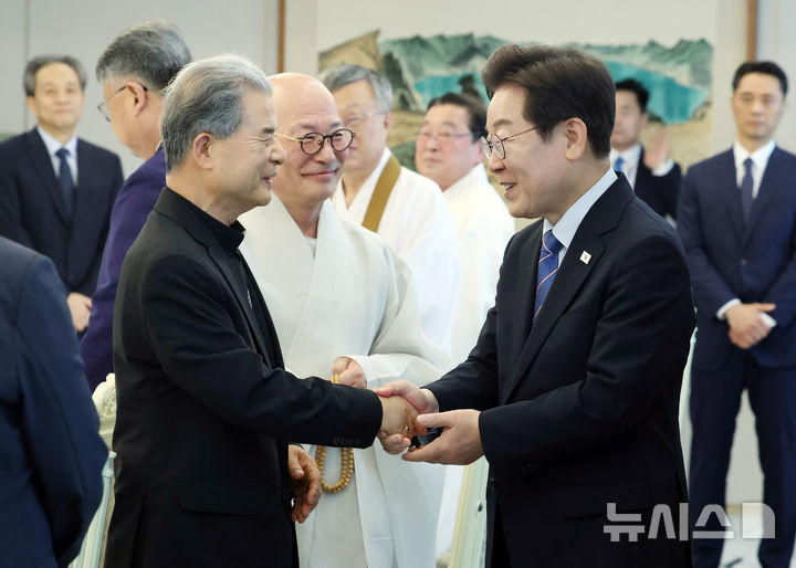 [서울=뉴시스] 최동준 기자 = 이재명 대통령이 9일 서울 용산 대통령실에서 열린 종교 지도자 초청 오찬 간담회에서 이용훈 한국천주교주교회의 의장주교와 인사하고 있다. (대통령실통신사진기자단) 2025.07.09. photocdj@newsis.com