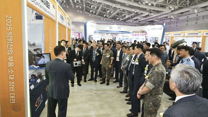 [서울=뉴시스] 석종건 방위사업청장이 9일 창원컨벤션센터에서 열린 2025 방위산업 부품 소재 장비 대전 개막식에서 전시관을 둘러보고 있다. (사진=방위사업청 제공) 2025.07.09. photo@newsis.com *재판매 및 DB 금지