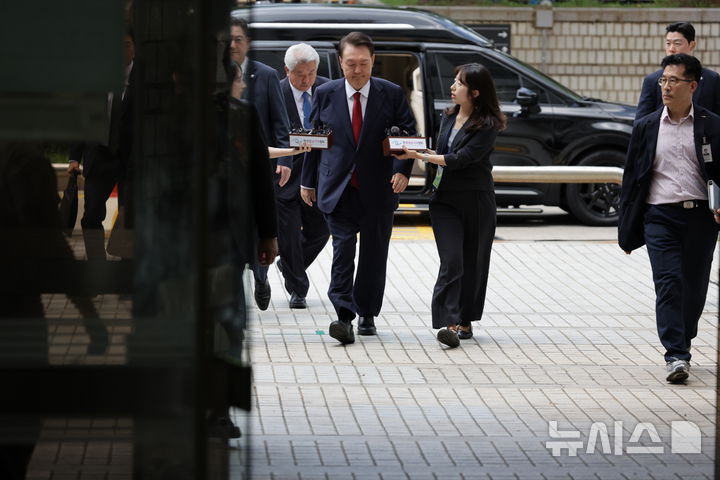 [서울=뉴시스] 사진공동취재단 = 12·3 비상계엄과 관련해 특검의 수사를 받는 윤석열 전 대통령이 두 번째 영장실질심사를 받기 위해 9일 오후 서울 서초구 중앙지법으로 출석하고 있다. 2025.07.09. photo@newsis.com
