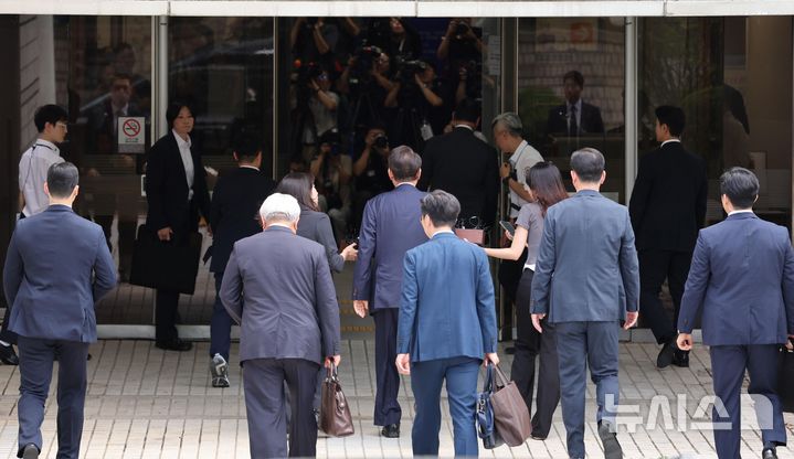 [서울=뉴시스] 사진공동취재단 = 12·3 비상계엄과 관련해 특검의 수사를 받는 윤석열 전 대통령이 두 번째 영장실질심사를 받기 위해 9일 오후 서울 서초구 중앙지법으로 출석하고 있다. 2025.07.09. photo@newsis.com