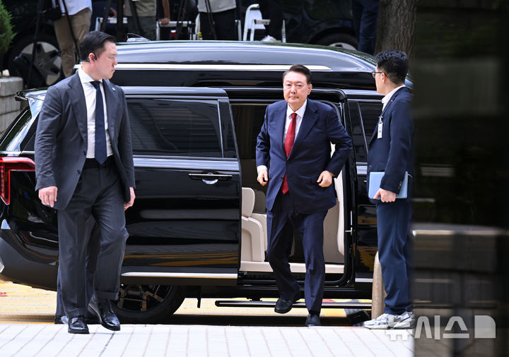[서울=뉴시스] 사진공동취재단 = 윤석열 전 대통령이 9일 오후 서울 서초구 서울중앙지방법원에서 열린 구속 전 피의자 심문(영장실질심사)에 출석하고 있다. 2025.07.09. photo@newsis.com