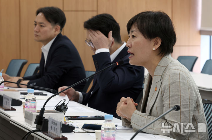 [세종=뉴시스] 강종민 기자 = 송미령 농림축산식품부 장관이 9일 세종시 정부세종청사에서 열린 전국농업노동조합연합회 간담회에서 발언하고 있다. 2024.07.09. ppkjm@newsis.com