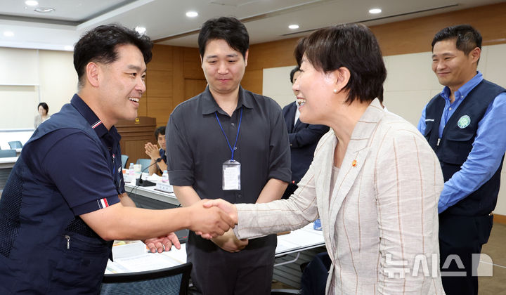 [세종=뉴시스] 강종민 기자 = 송미령 농림축산식품부 장관이 9일 세종시 정부세종청사에서 열린 전국농업노동조합연합회 간담회에서 참석자들과 인사를 나누고 있다. 2024.07.09. ppkjm@newsis.com