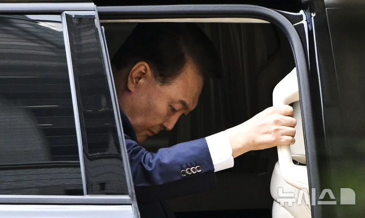 [서울=뉴시스] 사진공동취재단 = 윤석열 전 대통령이 9일 서울 서초구 서울중앙지방법원에서 열린 구속 전 피의자심문(영장실질심사)을 받기 위해 출석하고 있다. 2025.07.09. photo@newsis.com
