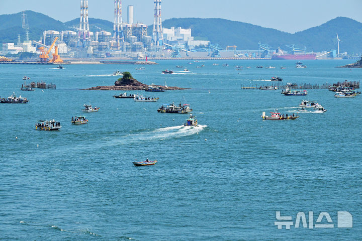 [사천=뉴시스] 차용현 기자 = 문어 금어기가 해제된 9일 오후 경남 사천시 삼천포항 인근 해상에서 어선들이 참문어 조업을 하고 있다. 2025.07.09.con@newsis.com