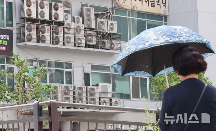 [인천=뉴시스] 전진환 기자 = 전국적인 폭염이 이어지고 있는 9일 인천 부평구의 한 건물 외벽에 설치된 에어컨 실외기가 빠르게 돌아가고 있다. 전력거래소는 지난 8일 오후 6시 기준 전력수요가 95.7GW를 기록하며 7월 기준 역대 최고치를 경신했다고 밝혔다. 2025.07.09. amin2@newsis.com