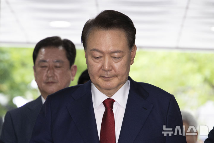 [서울=뉴시스] 사진공동취재단 = 윤석열 전 대통령이 지난달 9일 서울 서초구 서울중앙지방법원에서 열린 구속 전 피의자심문(영장실질심사)을 받기 위해 출석하고 있다. 2025.08.07. photo@newsis.com