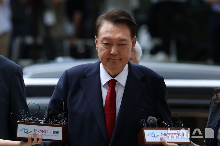 [서울=뉴시스] 사진공동취재단 = 10일 법조계에 따르면 윤 전 대통령은 오는 11일 오전 서울중앙지법 형사합의25부(부장판사 지귀연) 심리로 열리는 자신의 내란 우두머리 및 직권남용 권리행사 방해 혐의 공판에 건강상 이유로 출석하지 않을 예정이다. 사진은 윤 전 대통령. 2025.07.09. photo@newsis.com