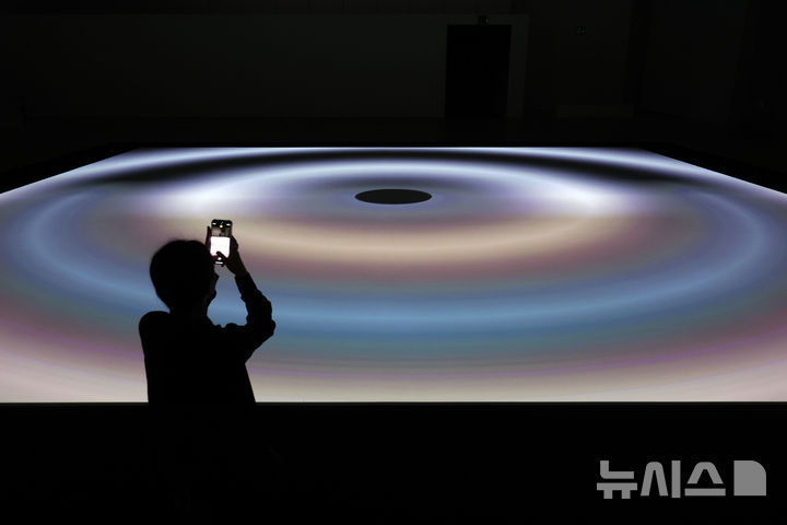 [서울=뉴시스] 박진희 기자 = 국립아시아문화전당(ACC)은 9일 광주 동구 ACC 문화창조원에서 세계적인 사운드 아티스트 료지 이케다(Ryoji Ikeda) 개인전 ‘2025 ACC 포커스-료지 이케다’ 기자간담회를 갖고 신작 4점을 포함해 총 7점의 작품을 선보이고 있다. 2025.07.09. pak7130@newsis.com