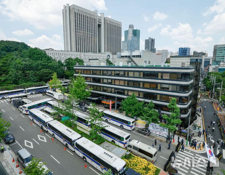 [서울=뉴시스] 사진공동취재단 = 12·3 비상계엄과 관련해 특검의 수사를 받는 윤석열 전 대통령의 두 번째 영장실질심사가 열린 9일  서울 서초구 서울중앙지방법원 인근에 경찰 차벽이 세워져 있다. 2025.07.09. photo@newsis.com