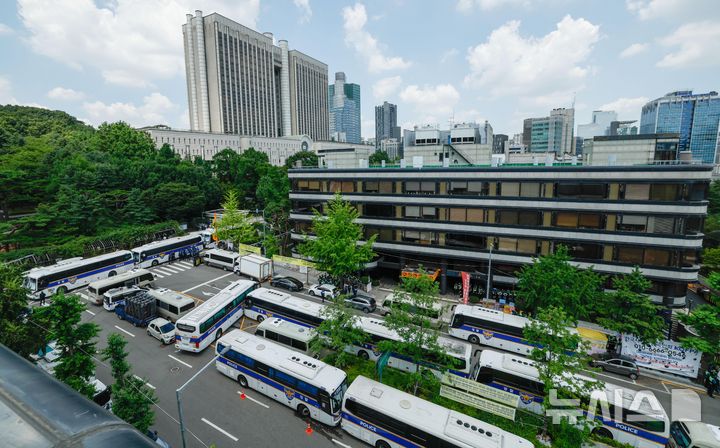 [서울=뉴시스] 사진공동취재단 = 12·3 비상계엄과 관련해 특검의 수사를 받는 윤석열 전 대통령의 두 번째 영장실질심사가 열린 9일 서울 서초구 서울중앙지방법원 인근에 경찰 차벽이 세워져 있다. 2025.07.09. photo@newsis.com