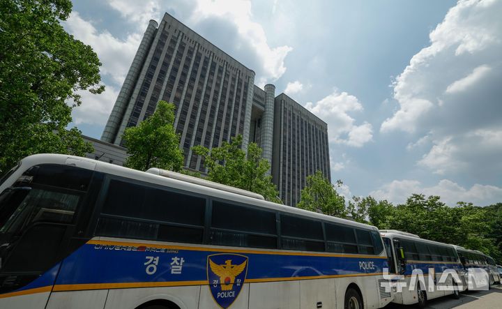 [서울=뉴시스] 사진공동취재단 = 12·3 비상계엄과 관련해 특검의 수사를 받는 윤석열 전 대통령의 두 번째 영장실질심사가 열린 9일 서울 서초구 서울중앙지방법원 인근에 경찰 차벽이 세워져 있다. 2025.07.09. photo@newsis.com