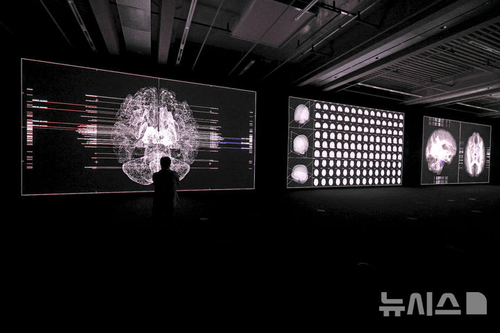 [서울=뉴시스] 박진희 기자 = 국립아시아문화전당(ACC)은 9일 광주 동구 ACC 문화창조원에서 세계적인 사운드 아티스트 료지 이케다(Ryoji Ikeda) 개인전 ‘2025 ACC 포커스-료지 이케다’ 기자간담회를 갖고 신작 4점을 포함해 총 7점의 작품을 선보이고 있다. 2025.07.09. pak7130@newsis.com