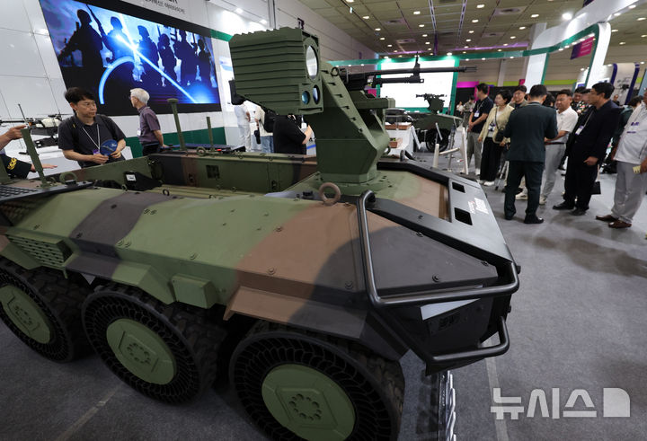 [서울=뉴시스] 이영환 기자 = 9일 오후 서울 강남구 코엑스에서 열린 2025 무인이동체산업체엑스포 & 2025 자율주행모빌리티산업전에서 현대로템의 다목적무인차량 HR-셰르파가 전시되어 있다. 2025.07.09. 20hwan@newsis.com