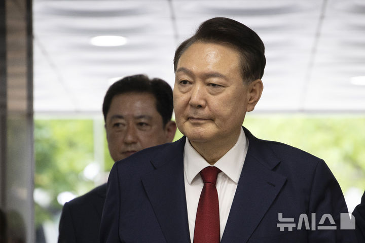 [서울=뉴시스] 사진공동취재단 = 12·3 비상계엄 사태를 일으킨 윤석열 전 대통령 때문에 정신적 피해를 입은 시민들에게 위자료를 배상하라는 1심 판결이 나온것에 대해 윤석열 전 대통령 측이 법원에 강제집행정지 신청을 냈다. 윤 전 대통령 측은 앞서 1심 판결에 불복해 항소했는데, 판결 확정 전 가집행을 막기 위한 조치로 보인다. 사진은 윤 전 대통령. 2025.07.09. photo@newsis.com