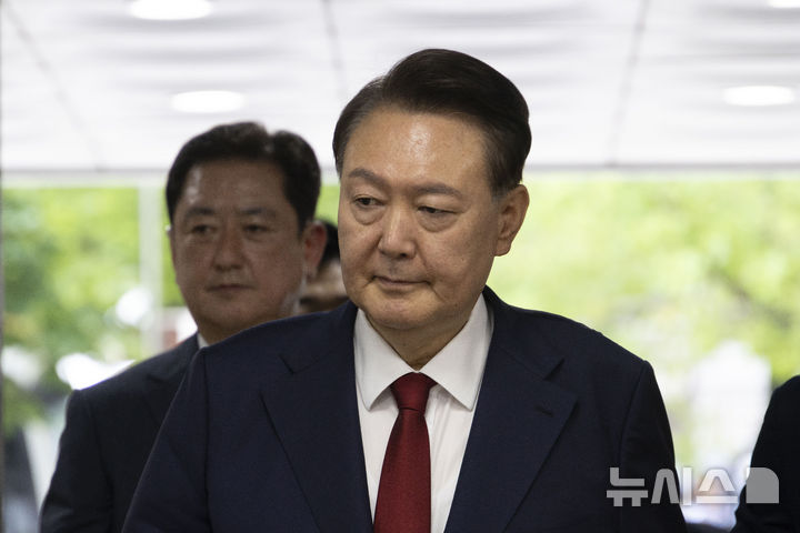 [서울=뉴시스] 사진공동취재단 = 12·3 비상계엄 사태 관련 내란·외환 사건을 수사하는 내란 특검팀에 의해 추가 기소된 윤석열 전 대통령의 보석 심문기일이 오는 26일 열린다. 사진은 윤 전 대통령. 2025.07.09. photo@newsis.com