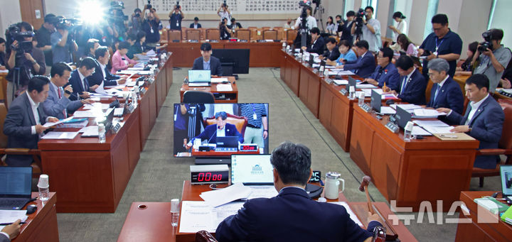 [서울=뉴시스] 김금보 기자 = 9일 서울 여의도 국회에서 열린 법제사법위원회 전체회의에서 국무위원후보자(법무부장관 정성호), 헌법재판소 재판관후보자(오영준) 인사청문요청안이 통과되고 있다. 2025.07.09. kgb@newsis.com